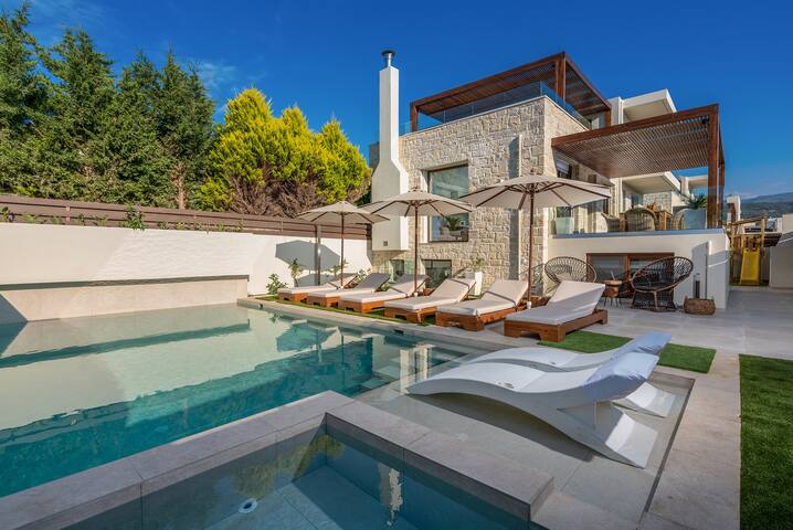 Amara ViIla I – 100m from beach, sauna & hot tub! gallery image 4