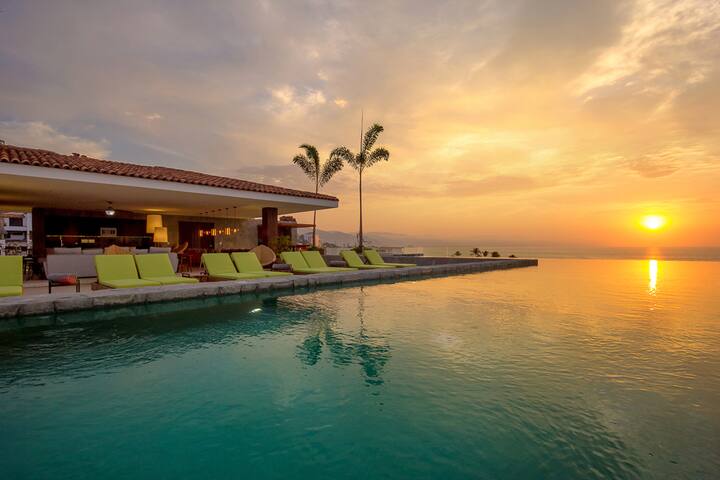 A Couples Paradise Steps to the Beach-Top Location