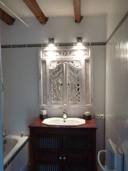 Partie nuit avec salle de bain et un WC indépenadant
