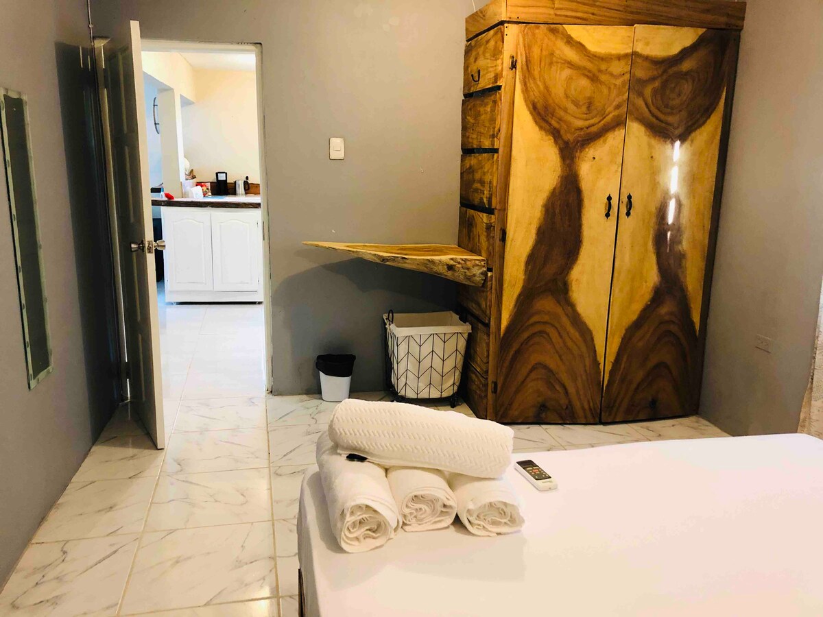 חדר שינה מצויד במצעים נוספים, מגהץ, קרש גיהוץ, מייבש שיער וכו '. 