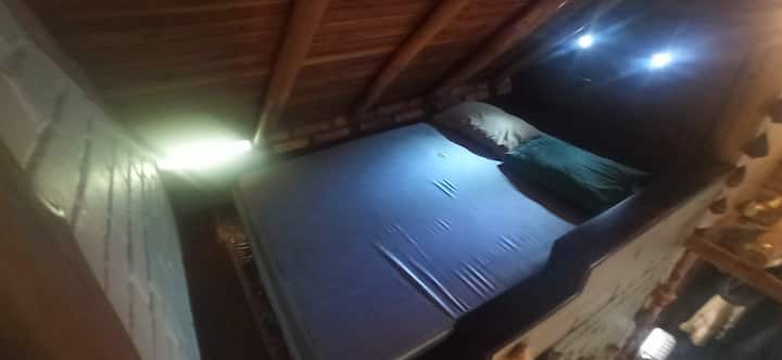 Je to malá ensoberado alebo mesanina pre dve osoby.