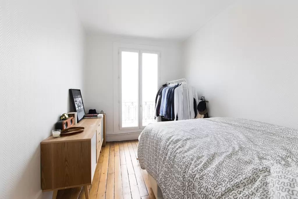 Room1 : with an incredible view over all est Paris. Gorgeous sunrise directly from your bed every morning.
On purpose no curtain
