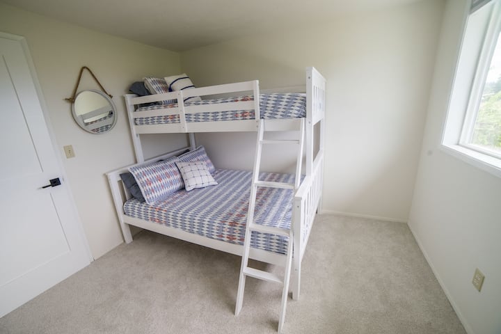 Pacha juu ya kitanda Kamili katika chumba kidogo. Iko kwenye ghorofa ya juu.