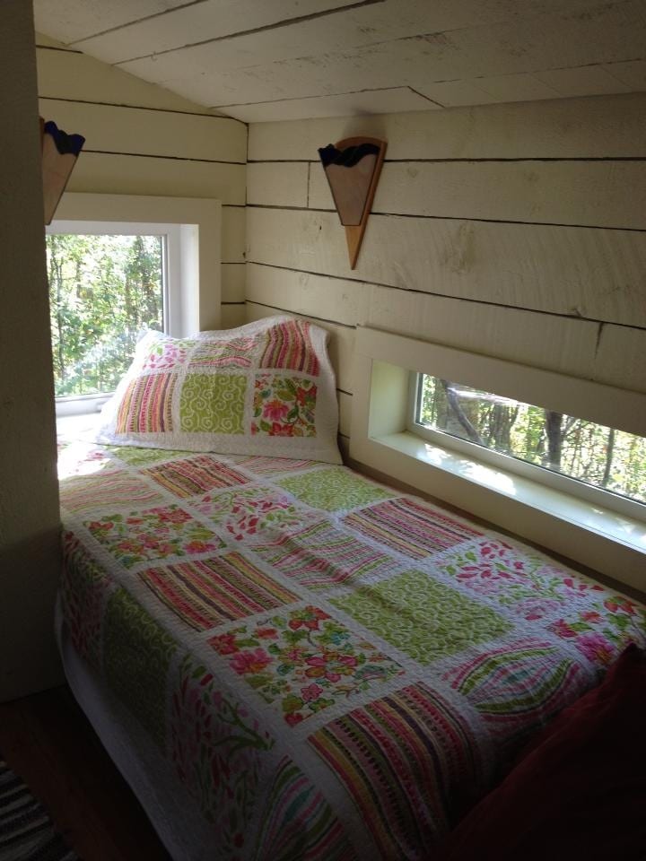 Nook hutoa kitanda kimoja kilichozungukwa na madirisha kinachokuwezesha kufurahia mazingira ya nje bila hata kutoka kitandani!  Hiki ni chumba kinachopendwa na wageni wetu wengi.