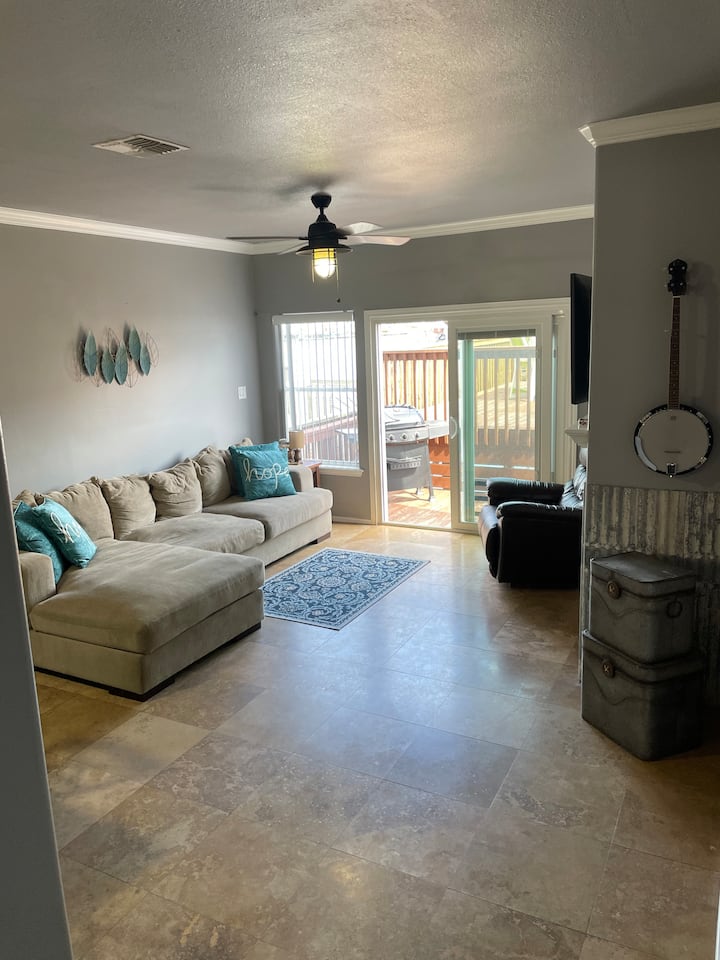 غرفة المعيشة بأريكة مريحة للغاية!!