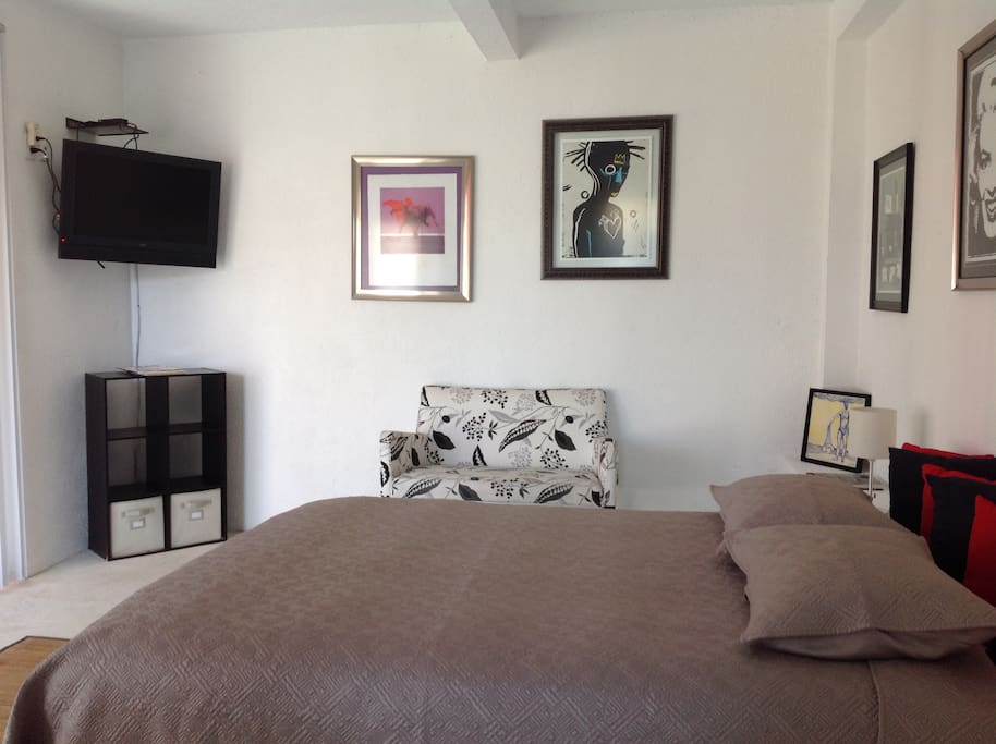 Amplia habitación con cama queen size.
