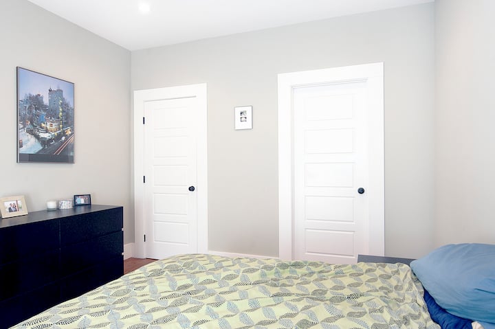 Основна спалня, W хотелско легло и френски врати, които водят до верандата.