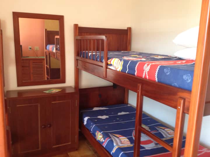 ห้องนอนที่สองมีเตียงสองชั้นสองเตียง