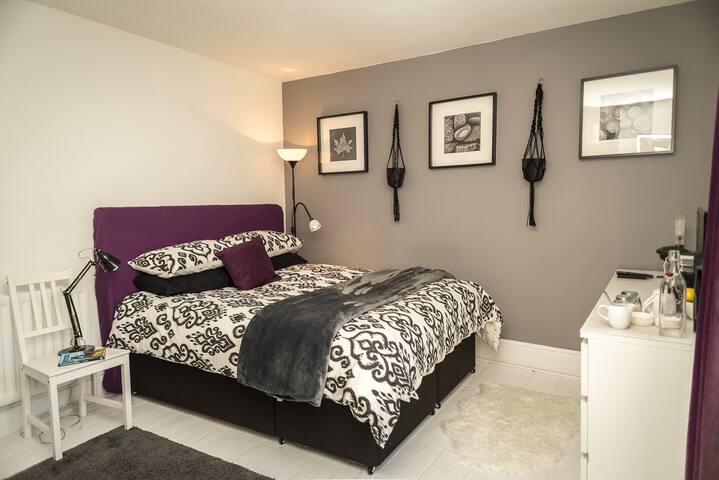 Bright Double Room in Stylish House