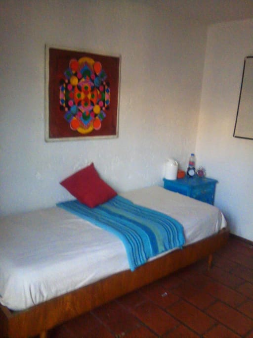 Habitación con baño y salida al patio interno.