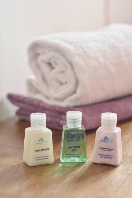 Toallas, jabon, shampoo y crema
