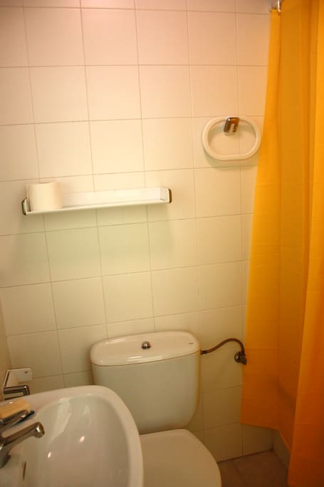 Baño de uso privado con bañera pequeña.