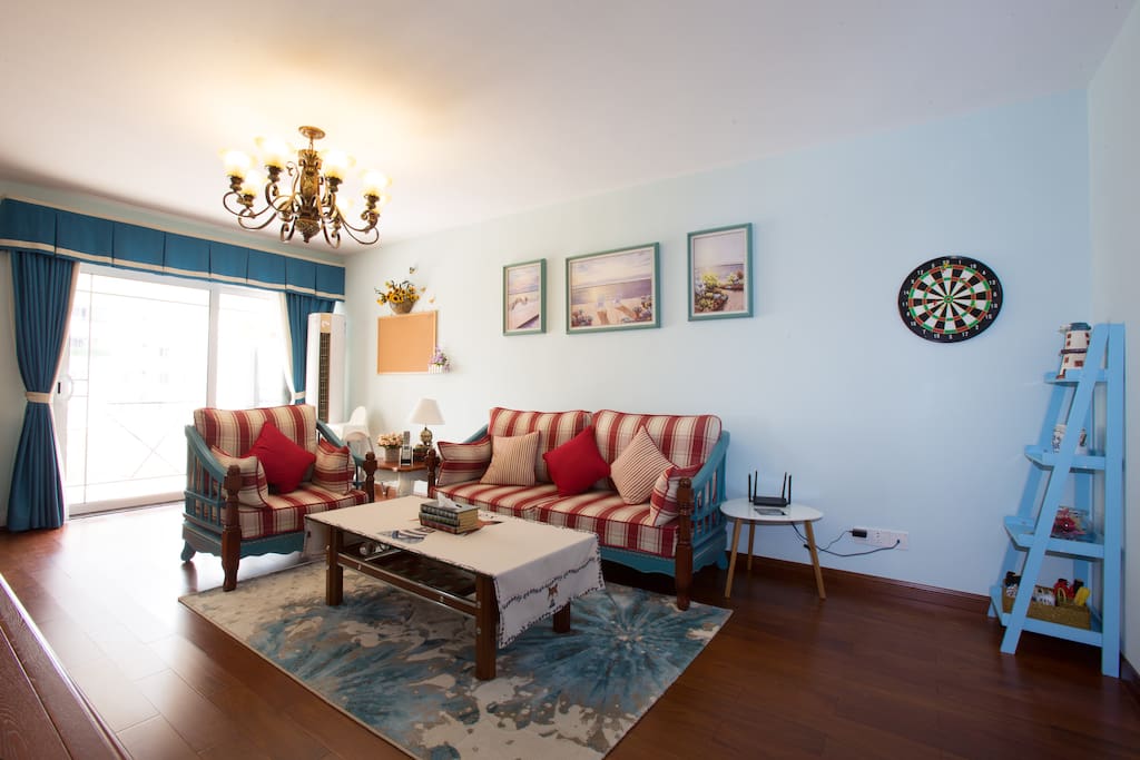 客厅 Living room,地中海风格装修,最新款柱式冷暖空调,宽敞有特色,色彩温馨,您可以在沙发上“葛优躺”看着电视舒服一把