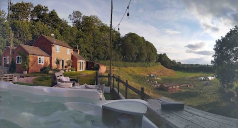 Cosy rural retreat with hot tub under the stars