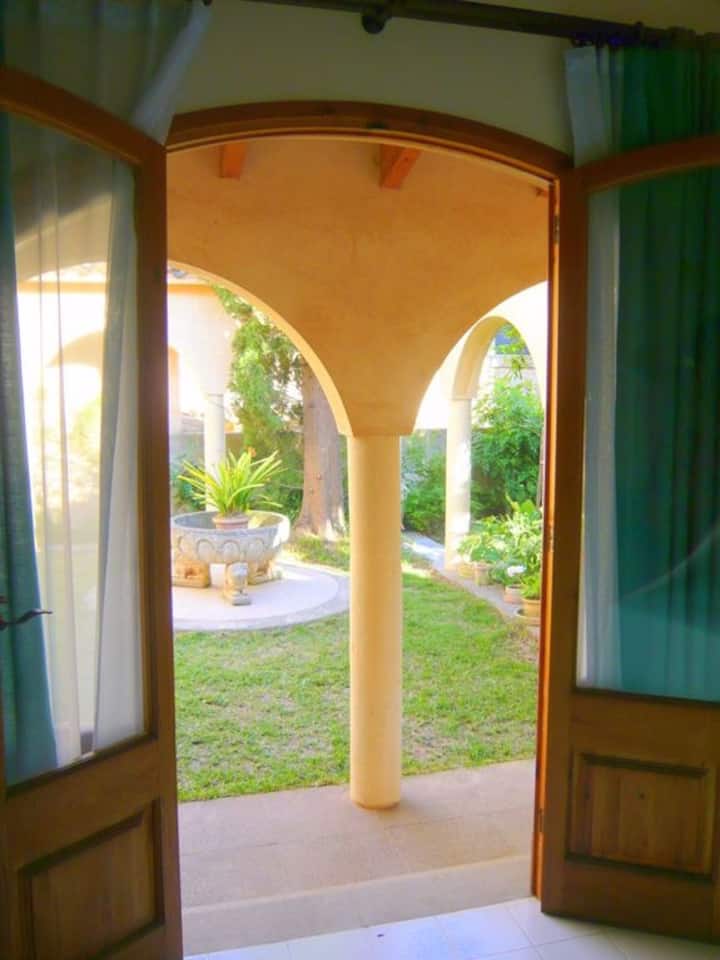Vista desde el dormitorio 3 con vistas directas al jardín