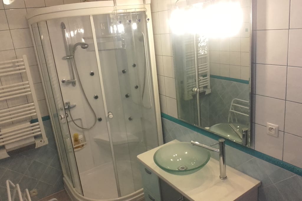 Salle de bain avec douche