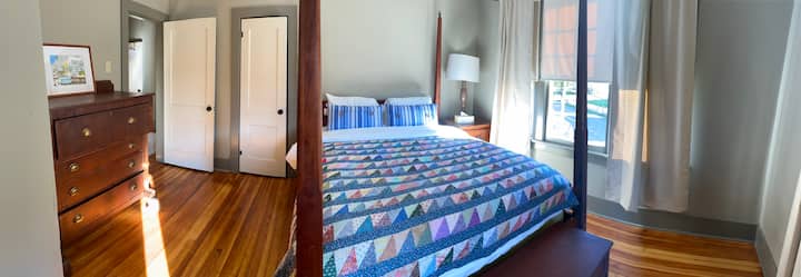 Manželská posteľ v izbe pre hostí. 