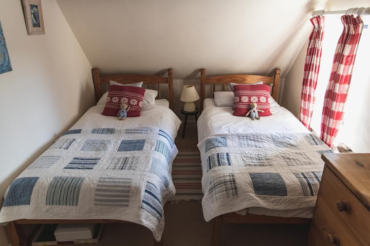 Se accede al dormitorio doble a través del dormitorio principal