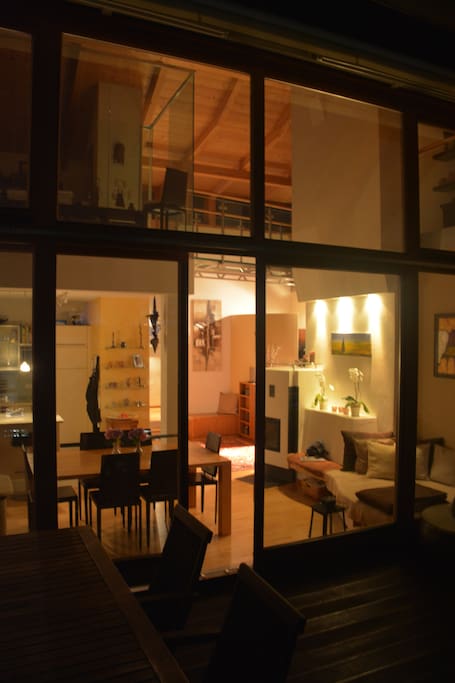 Blick von der Terrasse in die Wohnung.