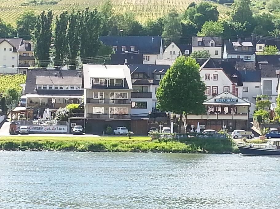 Unser Haus vom Marktplatz /Rathaus in Zell/Mosel aus