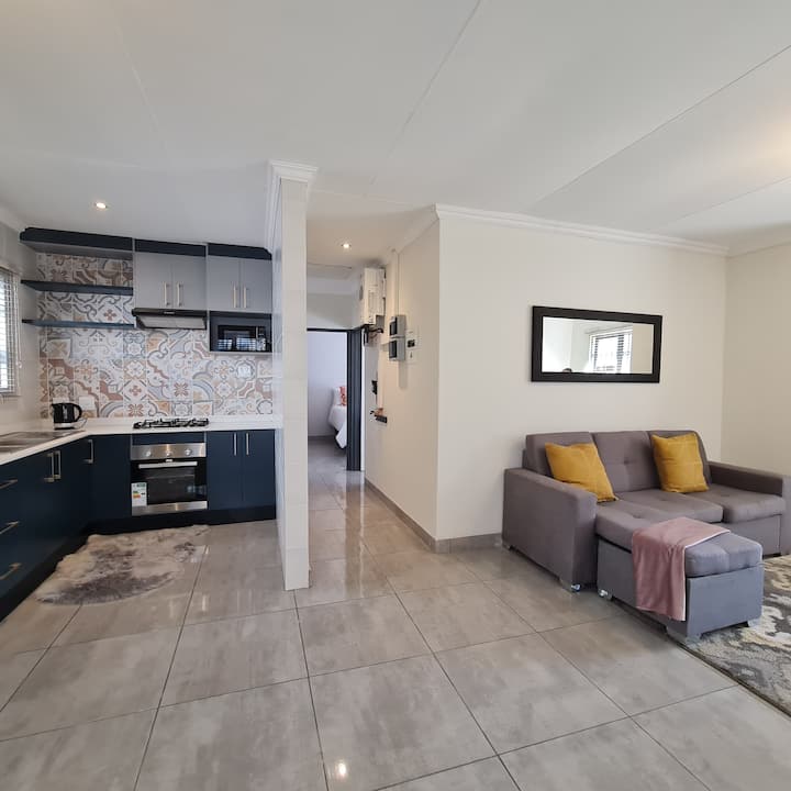 Spacious Cottage, With Solar Back Up Power! - Kempton Park