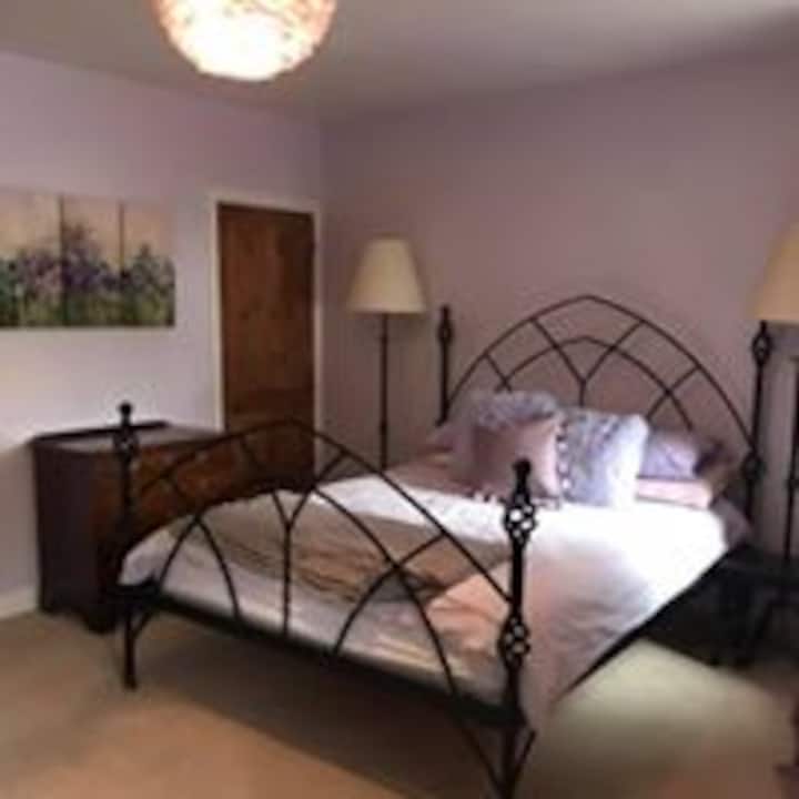 主双人卧室，配备加大双人床，位于一楼