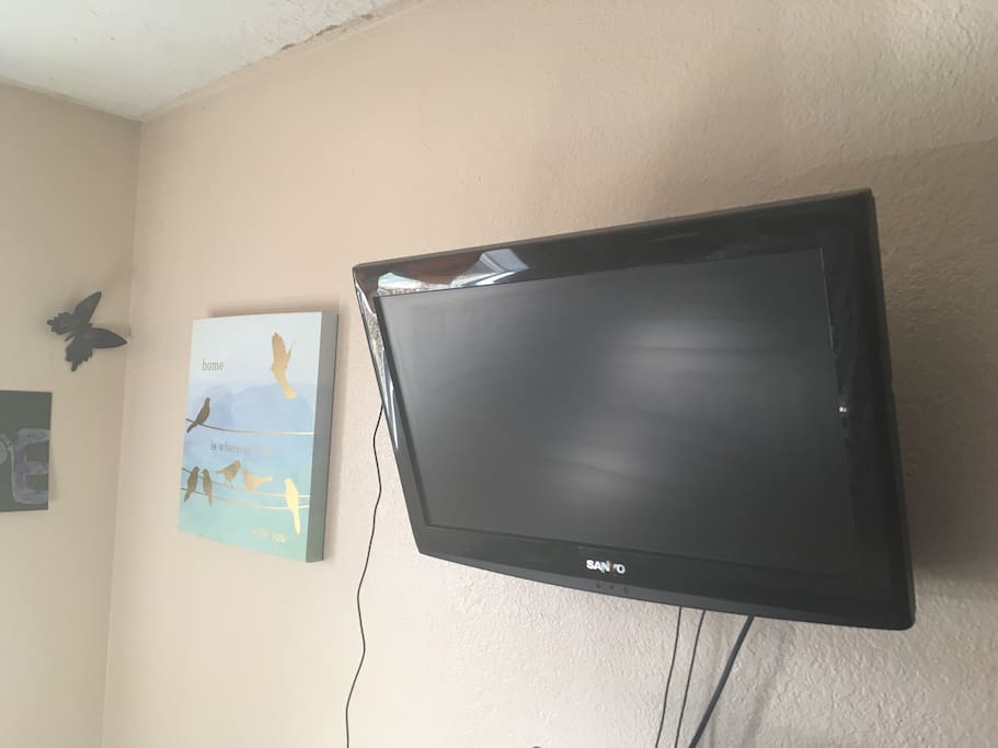 Flat screen tv with roku and wifi!