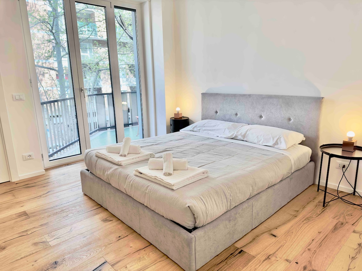 Prva spavaća soba s balkonom i vlastitom kupaonicom