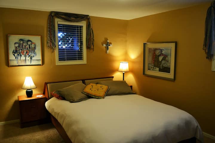 Slaapkamer met queensize bed.