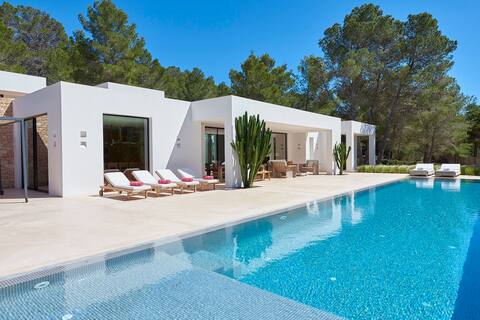 Villa with sea view and padel court