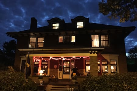 Heritage House 1913 King Suite, Walk to Downtown