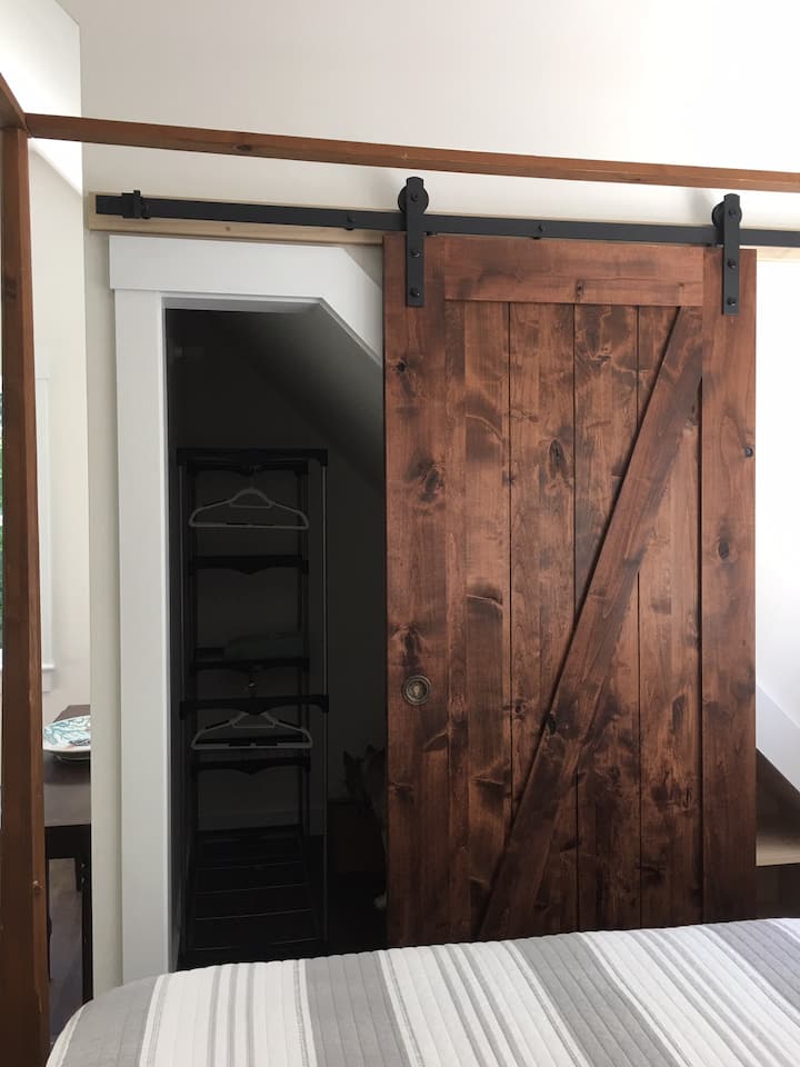 Gözəl sürgülü samanlıq qapıları arxasında şkafda gəzin