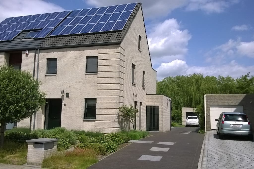 Outside look of the house in a quiet street near the parc and the canal