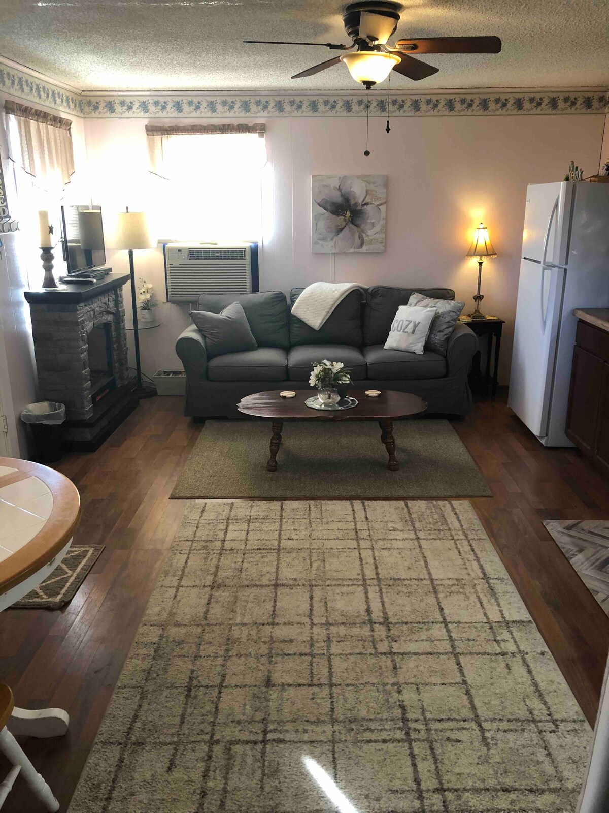 Popular Airbnb listing: Cozy lake cabin private spa . Pool &Kayaks shared in Buchanan Dam