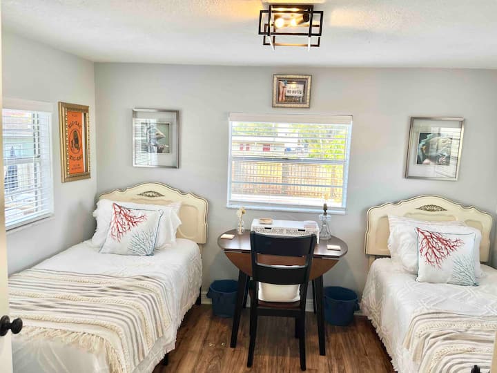 ห้องนอนที่ 3 ของชายหาดปลอดบุหรี่

พร้อมเตียงแฝด 2 หลังสมาร์ททีวีและพื้นที่ทำงานโดยเฉพาะ