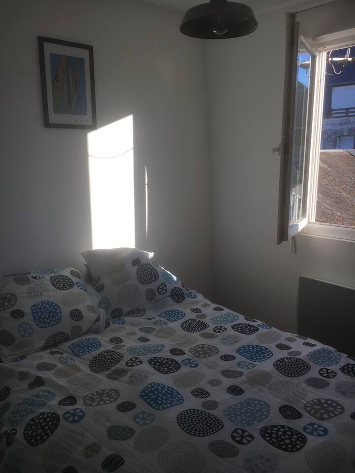 Në katin e dytë, dhomë e vogël gjumi.