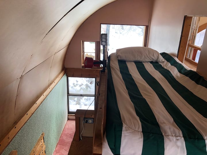 Двокреветна соба на поткровје со скали во собата