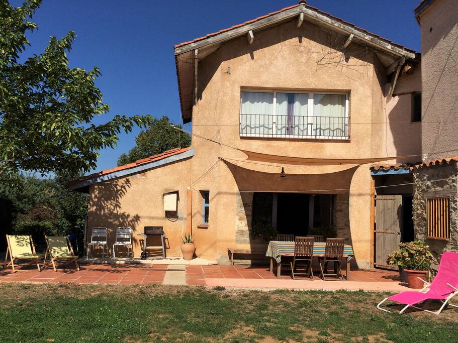 Le gîte avec la terrasse au sud.