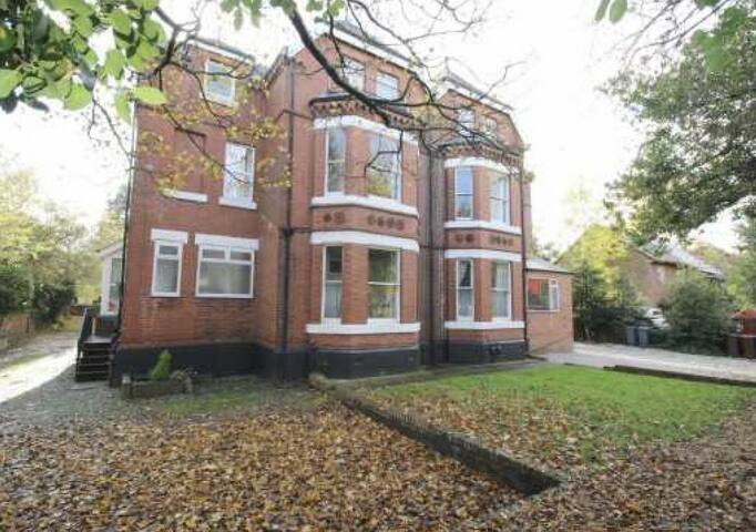 Comfy, spacious 2B flat leafy South Manchester. gallery image 2