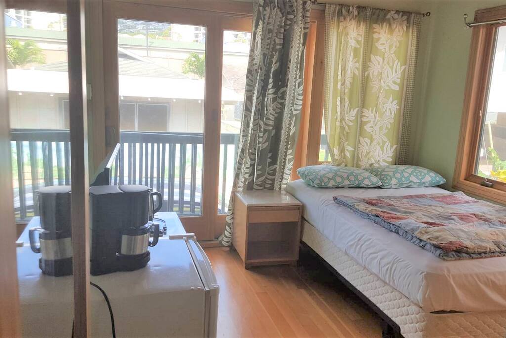 ベッド、冷蔵庫、エアコンがあります
There are a bed, refrigerator and air conditioner