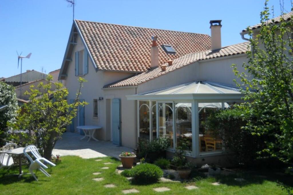 Façade côté jardin.
La véranda