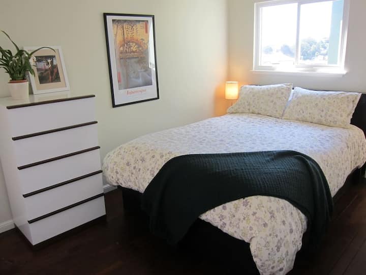 La chambre dispose d'une commode et d'un placard spacieux, ainsi que d'un bureau