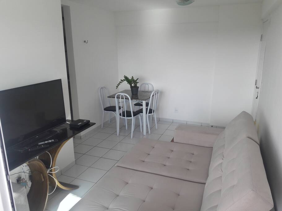 Sala de estar equipada com sofá reclinável.