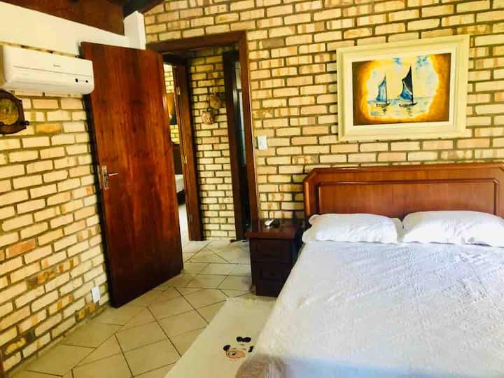 Kati i dytë: Suitë me ajër të kondicionuar të ndarë.