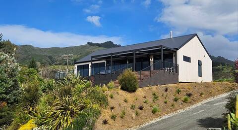 In The Heart of Pohara with Stunning Bay Views
