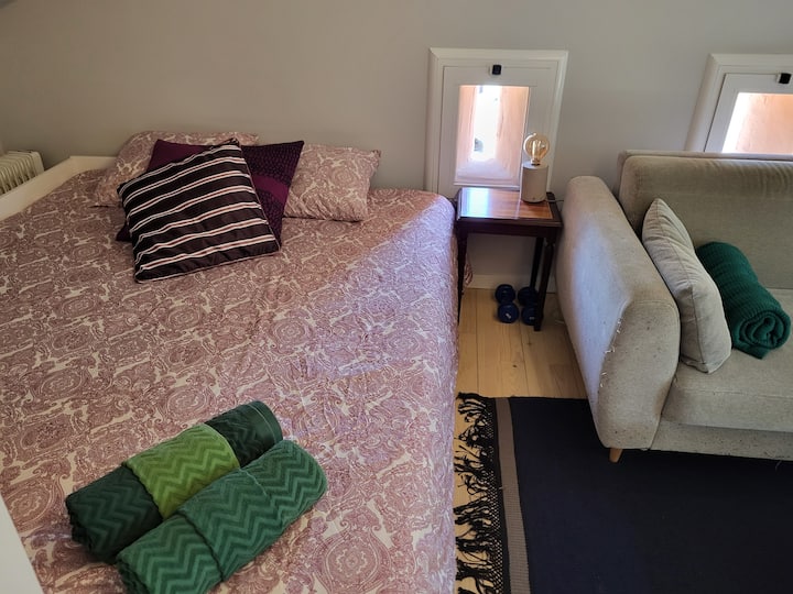 באזור למעלה יש מיטה זוגית. הודות לגובה ולעומק של הקומה העליונה שלנו, למי שישן כאן יש פרטיות למרות שהאזור פתוח. 