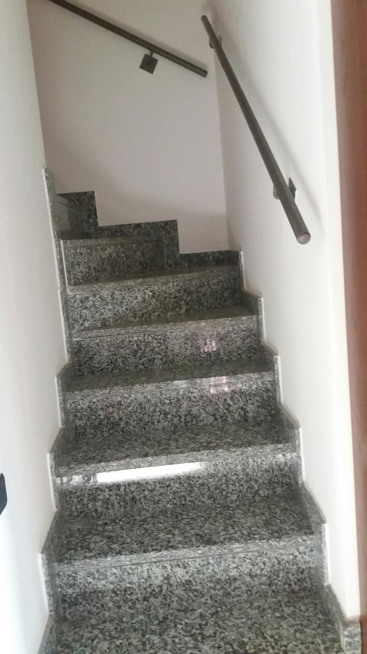 Ngazi ndani ya fleti ili kufikia ghorofa ya juu 