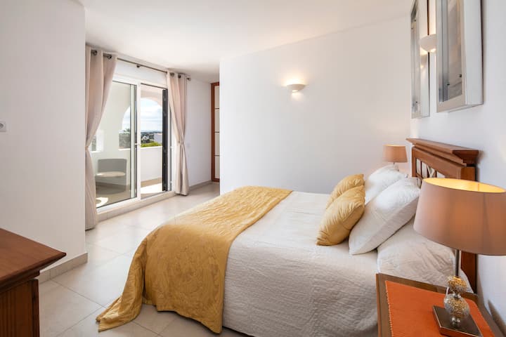 Hauptschlafzimmer mit eigenem Bad Dusche & Toilette auf der 1. Etage