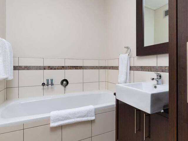 Century City Boutique Manhattan 1008 gallery image 3