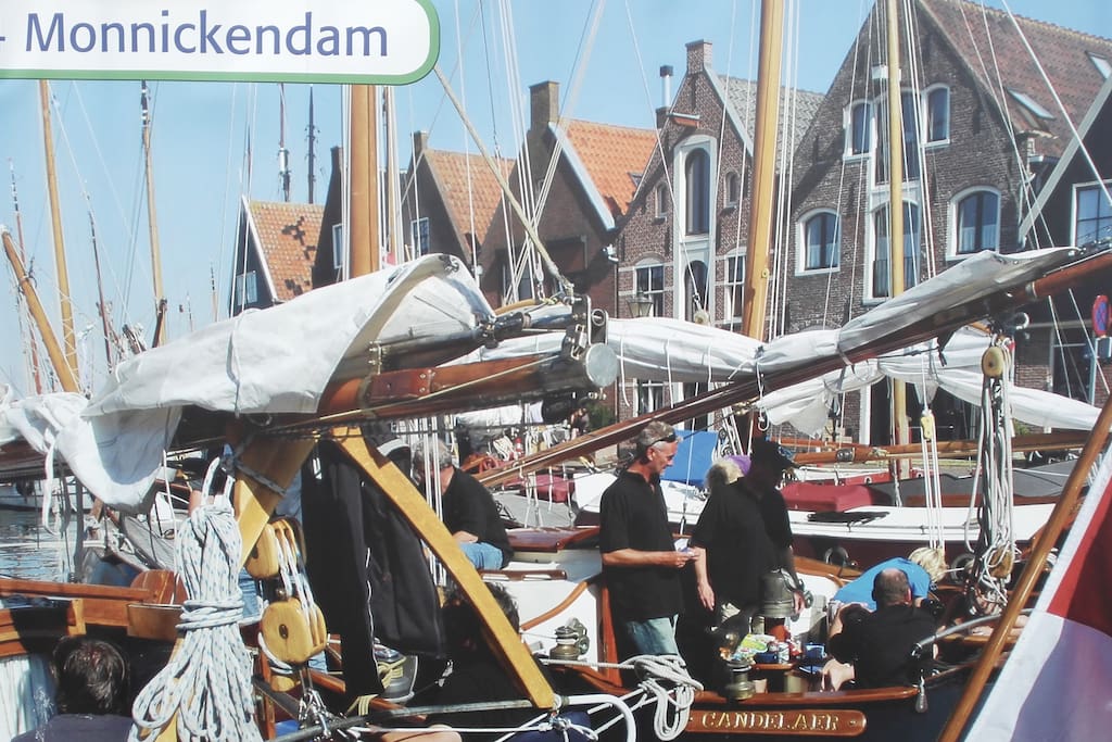 THE DUTCH BUOY: 18 km to Amsterdam CS. Live in our safe & authentic fishing-town. In our high-end canal house.